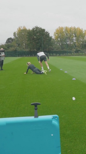 怜香惜玉❌迭戈-科斯塔训练赛撞飞女足球员，特里直呼黄牌黄牌