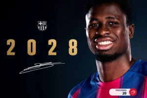 后场多面手！官方：巴萨和18岁后卫兰德里-法雷续约至2028年