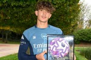 15岁阿森纳小将道曼完成英超首秀，获赠英超比赛用球