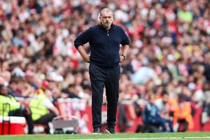 《邮报》报道：澳波在球队输球后曾于更衣室对球员大声训斥，并且训练中身体对抗的要求也远超以往。