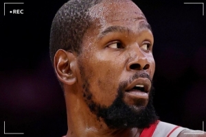 KD从未赢得过“真实”总冠军，薪资却高居历史第一，而詹姆斯的薪资则位列历史第二。