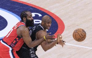 名嘴指出，应对快船的最佳策略是全场紧逼，并认为哈登和保罗都已年事已高。