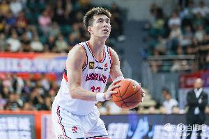 媒体人认为，郭艾伦不随龙狮队赴美备战属于正常现象，这得益于他极高的商业价值和超然的队内地位。