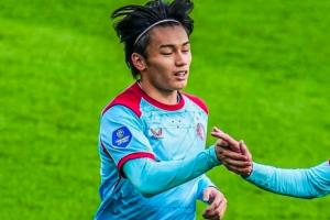 状态爆棚上田绮世脚后跟破门半场戴帽 9轮11球领跑荷甲射手榜