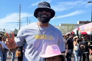 慈世平分享湖人队亲子活动照片，特别感谢东契奇和詹姆斯为其孙女合影留念。