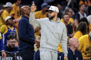 助教：库里此前受伤就是过度疲劳 拼命挤进季后赛&打火箭强度太大