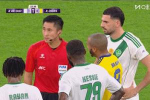 前皇马球员何塞卢不断抗议，马宁解释无果怒吼“get out”！