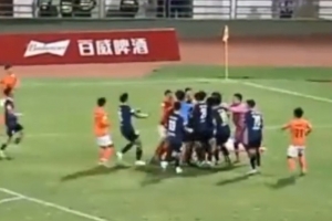 川超有球员被踩中踝关节骨裂，引发双方球员冲突