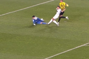 硬汉！凯拉特门将头挡单刀+两度神扑大卫-路易斯 欧冠5扑救获10分