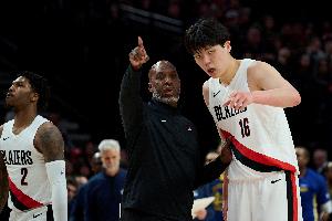 媒体人：遇到对方5人尤其内线都能投射时 比卢普斯更愿意用小阵容