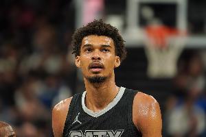 40+15！媒体人：文班亚马用这一场比赛正式宣告自己冲着MVP来了