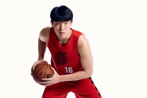 媒体人：杨瀚森试图融入节奏时移动慢 都有个过程 慢慢来