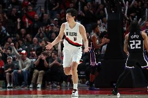 媒体人：杨瀚森首秀暴露防守端不足 但整体来说没有给球队拖后腿