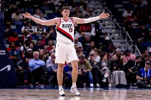 下半场先给克林根！张卫平：有经验的教练都是上来先给中锋打一个