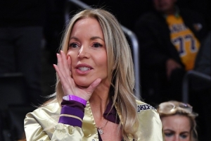 名记：沃尔特计划在今天提交收购湖人100亿报价 可能在月底过审