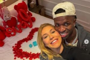 劈腿风波被原谅！维尼修斯社媒晒出与模特女友甜蜜合照：V❤️V