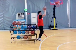 说他准每个球都是打铁，说他不准每个球又打同一个位置