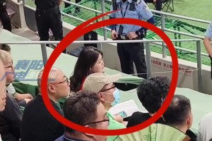 孤勇者！当年一位海港女球迷独自坐在国安球迷看台，最终被劝离