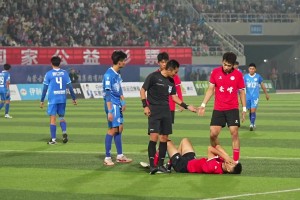 开会呢？网友：蒙超联赛这VAR设备着实有点。。。