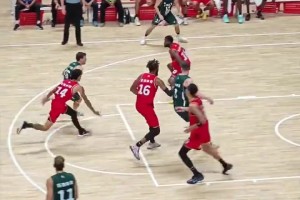 08年美国梦八队内训练，詹姆斯和保罗互相打闹，甜瓜一旁看着