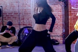 周玲安在洛杉矶舞房练舞这身材和舞技都不赖啊