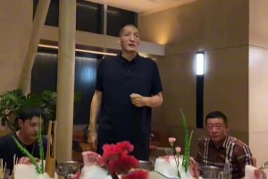 巩晓彬晒巴特尔饭桌献唱：欣赏一下草原歌王巴特尔的抒情歌曲