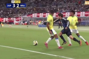 伊东纯也面对巴西双人防守，过人突破真自信啊