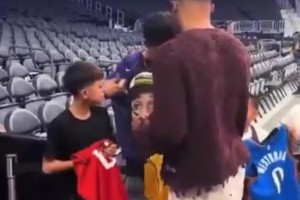 网传威少没在湖人球衣签名？其实有后续！威少签了腕带送给湖蜜