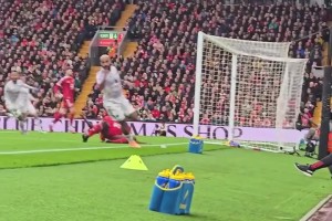 下快攻这一块还得看红魔⚡姆伯莫开场1分02秒闪击破门！