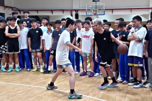 妹子空气三步上篮竟然把脚给崴了，原谅我不厚道的笑了