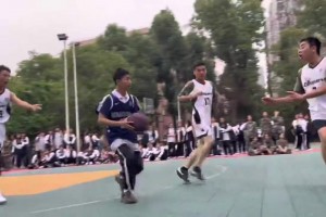 校篮球赛23号球员下快攻疯狂走步 真不是被拉上去凑数的吗