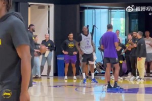 老头手痒难耐！詹姆斯现身湖人队内训练场，自己也开始练起来了