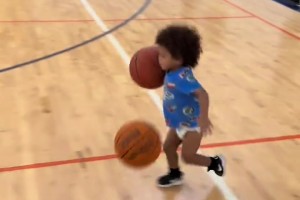 《在屎尿都控制不住的年纪，他学会了控球》