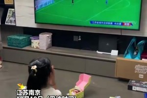 投入！苏超南京队和泰州队点球大战，10岁小姑娘跪拜祈求