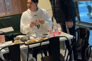 杨瀚森师徒见面很温馨啊！杨瀚森的发型只有刘教练可以说他了