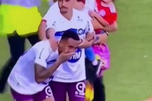 什么仇什么怨？看着都疼啊！球迷一脚猛踢球员裆部！