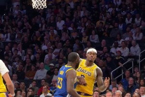 暴脾气！范德彪失误后与追梦互相推搡险引冲突前者吃到技犯