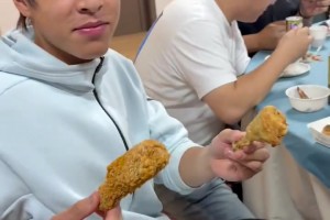 说到做到！网友真的给苏超南通门神蔡天龙“加鸡腿”