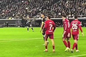 压力太大了！维尔茨送出助攻后队友们纷纷拥抱他