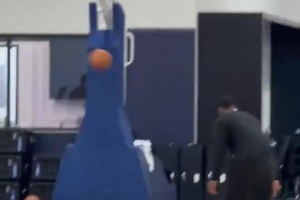 钱难赚！欧文训练中当助教给华盛顿和布威传球