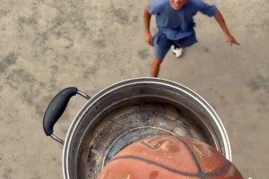 农村小伙自制6米高篮筐打板进球 网友：扣篮呀哥