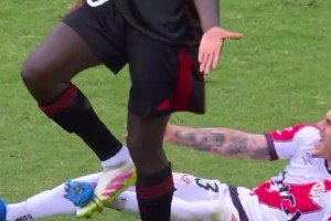 足坛百年难得一遇的时刻！藕断丝连的防守！