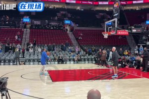 小学生很会整活啊！库里赛前热身大秀脚法