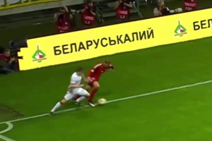 戏耍对手前锋！再危险的情况，诺伊尔也波澜不惊！