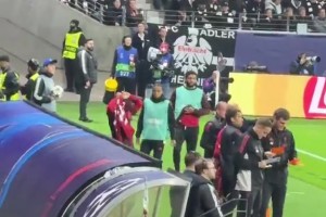 怒了！球迷现场实拍萨拉赫怒摔球衣