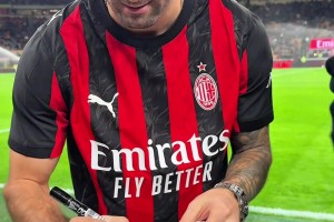 AC米兰官方：吴彦祖，欢迎来到圣西罗