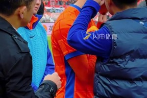 李小恒赛前忘摘耳钉，匆忙中耳朵都拽红了