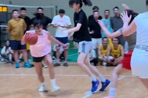 别说了都是羡慕，这个球场吹过来的风都是香风！