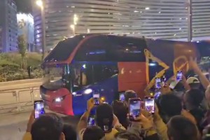 巴萨大巴离开伯纳乌球场时，皇马球迷比中指+唱歌嘲讽