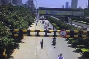 不懂就问：马路上运球造成交通事故该怎么判？